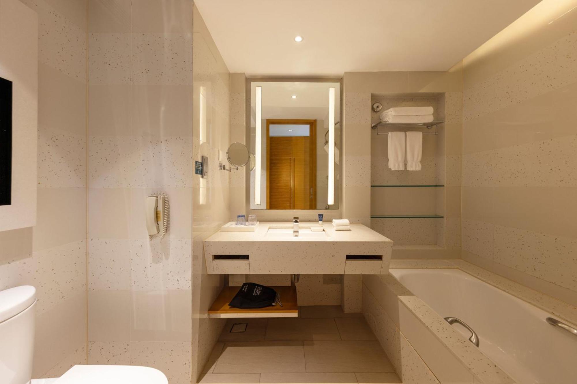 Four Points By Sheraton Shenzhou Peninsula Resort Wanning Exteriör bild
